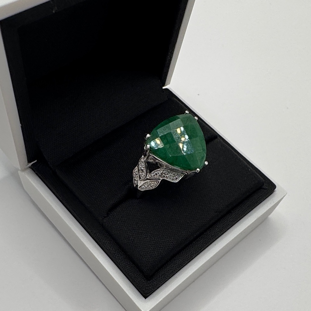 925 Silver Emerald ring with White topaz accent stones. Ring Size 7 - Picture 8 of 10